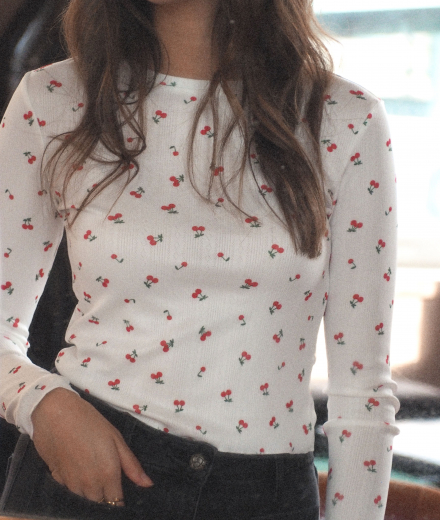 Pull CHERI blanc à cerises